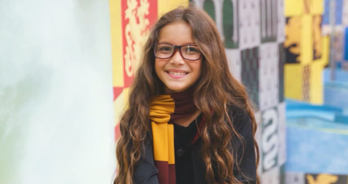 Menina usando fantasia no evento do Harry Potter no shopping da ALLOS