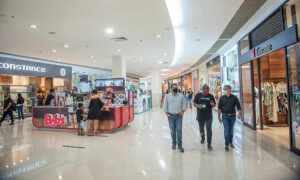 clientes fazendo compras no Caxias Shopping
